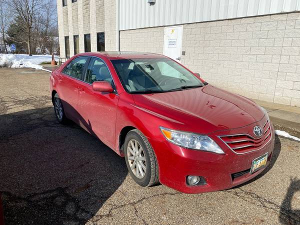 2011 Toyota Camry XLE Sedan 4D - cars & trucks - by owner - vehicle... for sale in Solon, OH – photo 2