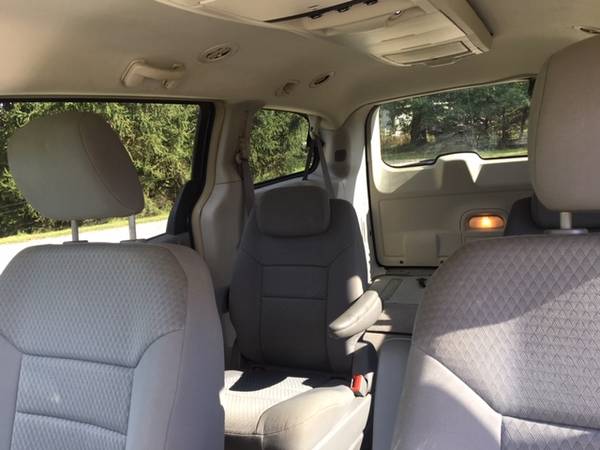 2009 Chrysler Town and Country Touring Mini-Van for sale in Milford, MI – photo 9