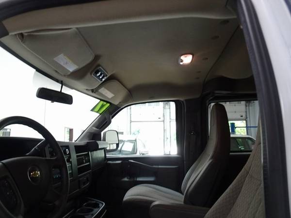 2017 Chevrolet Express 3500 LT Summit White for sale in Cedar Falls, IA – photo 15