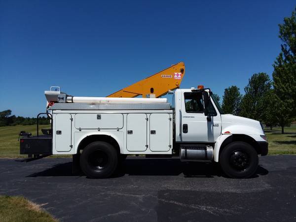 45' 2005 International 4400 Bucket Boom Lift Truck Fiber Body for sale in Hampshire, OH – photo 3