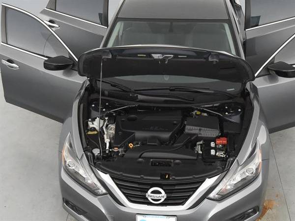 2017 Nissan Altima 2.5 SR Sedan 4D sedan Gray - FINANCE ONLINE for sale in Indianapolis, IN – photo 4