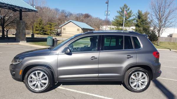 2012 Volkswagen Tiguan SE ( EXTRA CLEAN, NAVIGATION ) - cars &... for sale in Shawnee, MO – photo 2