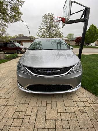2020 Chrysler Pacifica Limited - Loaded for sale in Schiller Park, IL – photo 13