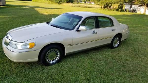 2001 Lincoln Town Car, 92k miles, loaded for sale in Newton, NC – photo 3
