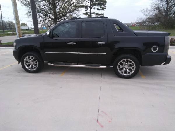 2009 Chevy Avalanche Z71 LTZ 4 x 4 5 3 liter automatic - cars & for sale in BLUE SPRINGS, MO – photo 10