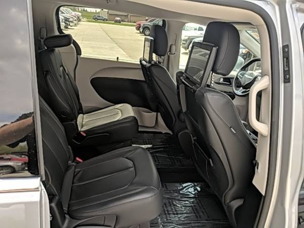 2020 Chrysler Pacifica FWD 4D Passenger Van/Minivan/Van Touring L for sale in Waterloo, IA – photo 10