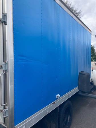 2000 International 4000 series 4700 refer truck straight 6 box truck for sale in Utica, MI – photo 12