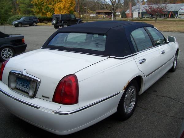 2000 LINCOLN TOWN CAR SIGNATURE - cars & trucks - by owner - vehicle... for sale in New Milford, CT – photo 5