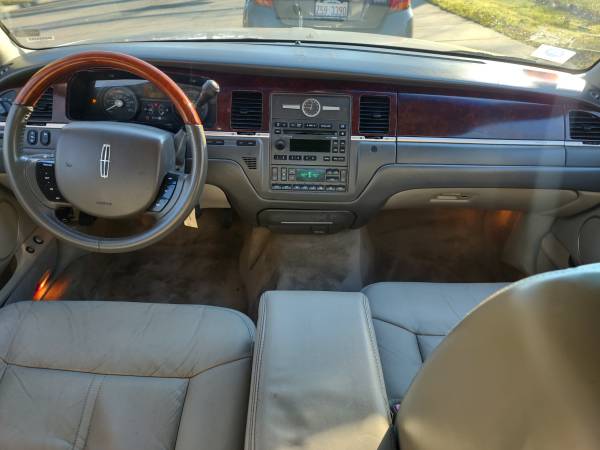 2009 LINCOLN TOWN CAR SIGNATURE - cars & trucks - by owner - vehicle... for sale in Chicago, IL – photo 8