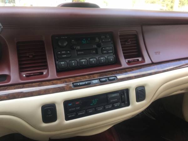 1996 LINCOLN TOWN CAR SIGNATURE LOW MILES for sale in Chesapeake , VA – photo 10