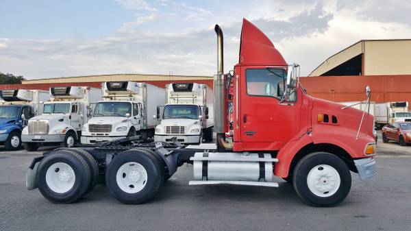2005 Tandem Day Cab Tractor 435H.P. - One Owner - ALL Records - DayCab for sale in Chicago, IL – photo 2