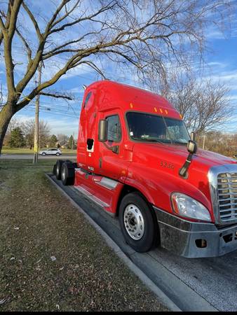 Freightliner and Volvo Semi Trucks for sale in Sterling Heights, MI – photo 5