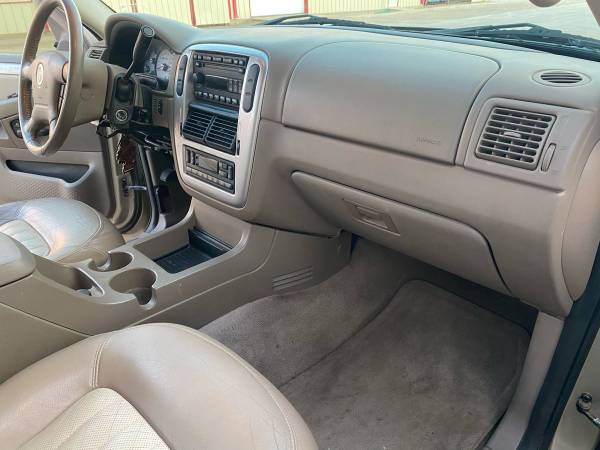 2003 Mercury Moutaineer V8 3rd Row Leather Heated Seats Low Miles -... for sale in Lubbock, TX – photo 17