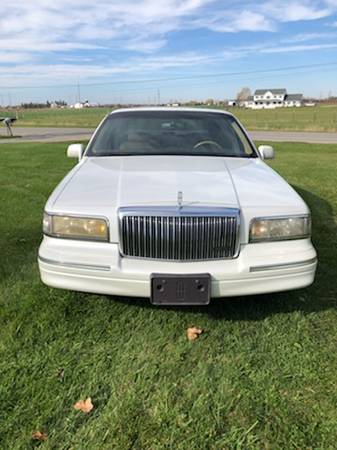 1995 Lincoln Town Car Signature Series - cars & trucks - by owner -... for sale in Carleton, MI – photo 3