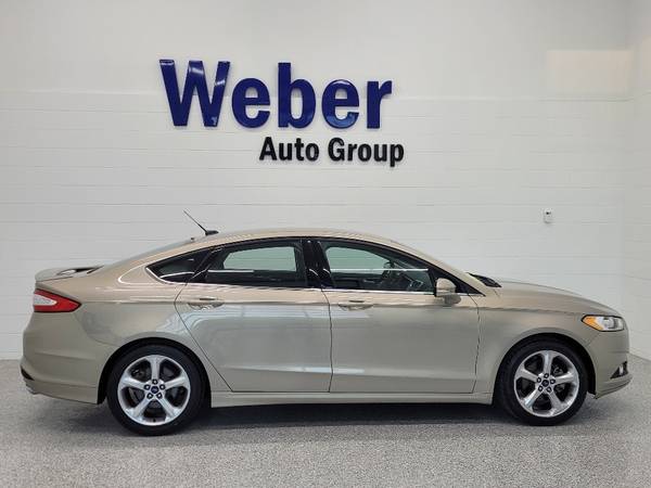 2015 Ford Fusion SE - 20k miles - Well Maintained! Back up Camera! for sale in Silvis, IA – photo 2
