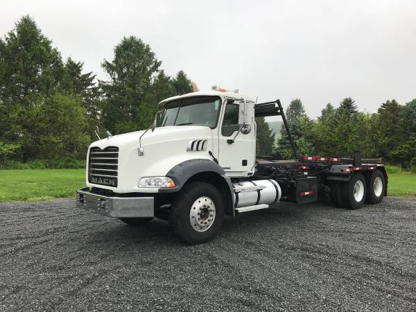 2006 Mack Granite with 60,000 lb. Galbreath roll off hoist and Pioneer for sale in Glenmoore, PA – photo 3
