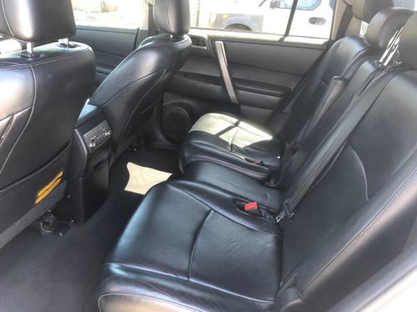 13' Toyota Highlander SE, 4WD, Auto, Leather, Sunroof, Third Row for sale in Visalia, CA – photo 8