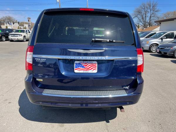 2014 Chrysler Town and Country/Amerivan Handicap Conversion for sale in Grand Forks, ND – photo 7