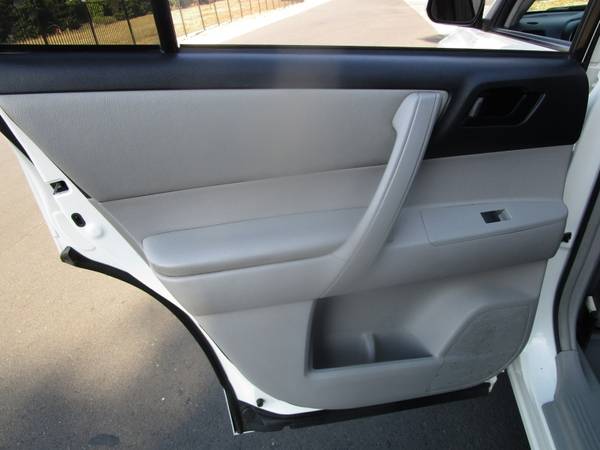 2010 Toyota Highlander 4WD - LEATHER SEATS - ROOF RAILS - RECENTLY... for sale in Sacramento , CA – photo 15