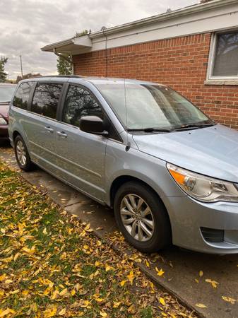 2012 Volkswagen Routan - cars & trucks - by owner - vehicle... for sale in Sterling Heights, MI – photo 4