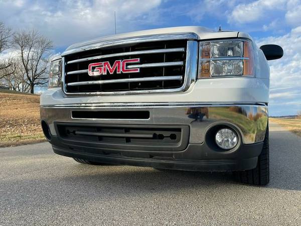 2013 GMC Sierra 1500 Crew Cab - Financing Available! - cars & trucks... for sale in Junction City, KS – photo 3