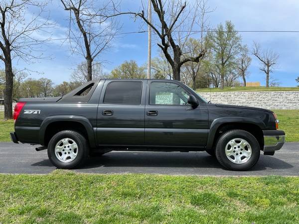 2005 Chevy Avalanche ONE OWNER! LIKE NEW! 4x4! - - by for sale in Forsyth, IA – photo 8