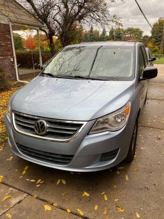 2012 Volkswagen Routan - cars & trucks - by owner - vehicle... for sale in Sterling Heights, MI – photo 2