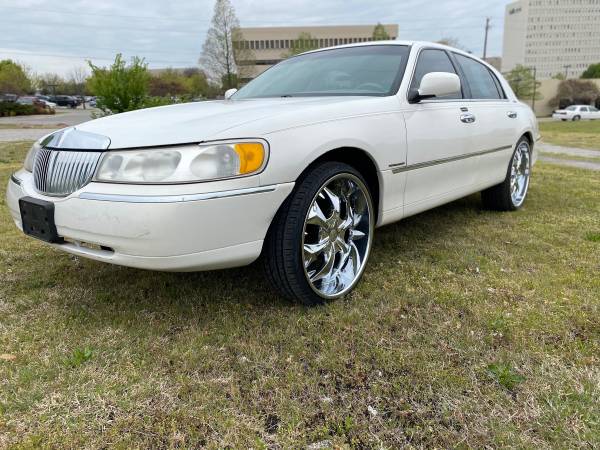 2000 lincoln Town Car - - by dealer - vehicle for sale in Tulsa, OK – photo 2