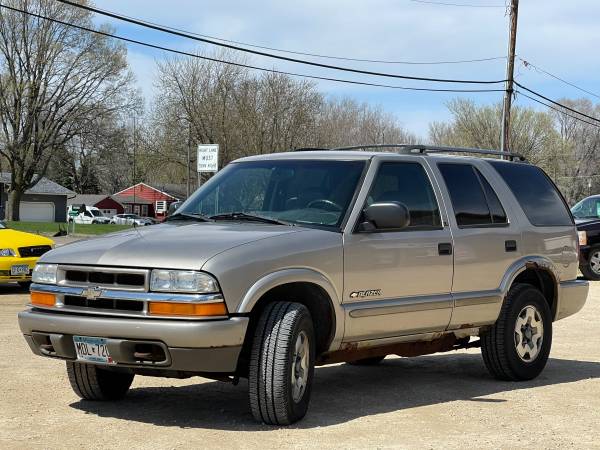 2002 Chevrolet Blazer LS 4WD, leather, camper/towing, 20 MPG/hwy for sale in Farmington, MN – photo 2