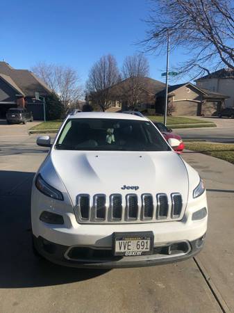 2018 Jeep Cherokee Limited, Loaded, White, 30 MPG - cars & trucks -... for sale in Omaha, NE – photo 2