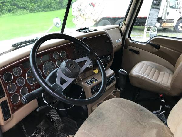 2006 Mack Granite with 60,000 lb. Galbreath roll off hoist and Pioneer for sale in Glenmoore, PA – photo 8