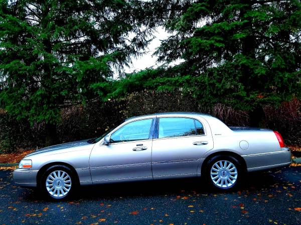 2003 Lincoln Town Car Signature MOONROOF / HEATED SEATS Towncar -... for sale in Auburn, WA – photo 2