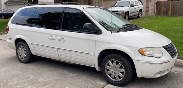 07 Chrysler Town and Country! for sale in Houston, TX – photo 2