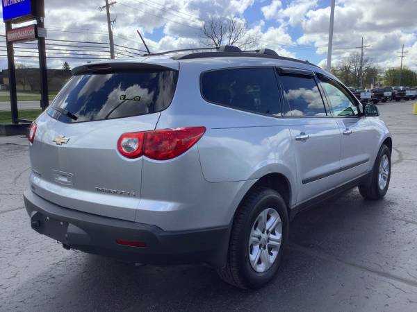 Nice! 2009 Chevy Traverse LS! 3rd Row! Reliable! for sale in Ortonville, MI – photo 5