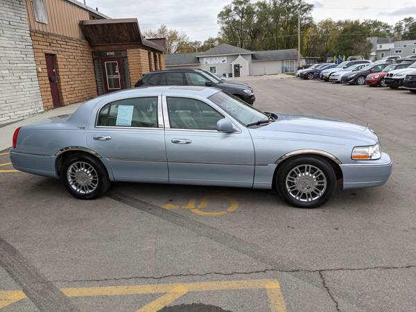 2006 Lincoln Town Car - cars & trucks - by dealer - vehicle... for sale in Evansdale, IA – photo 8