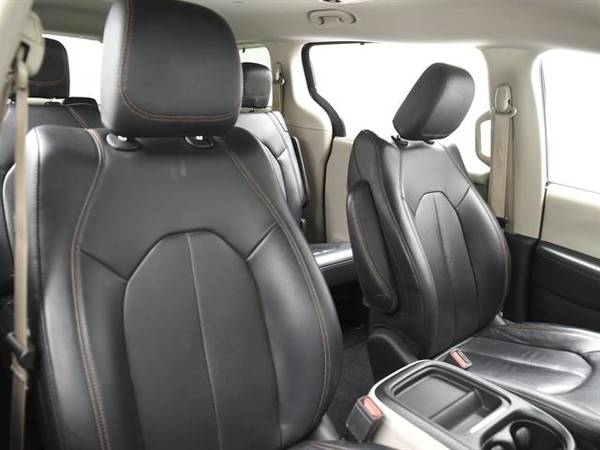 2018 Chrysler Pacifica Touring L Minivan 4D mini-van Black - FINANCE for sale in Bakersfield, CA – photo 5