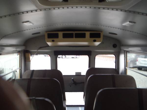 *** 1-OWNER 2006 FORD E-350 SCHOOL BUS *** - cars & trucks - by... for sale in Greenbrier, TN – photo 13