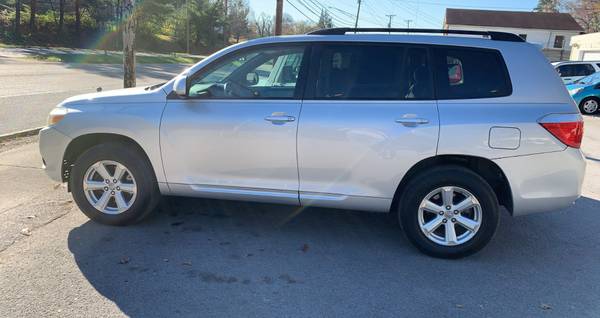 2009 TOYOTA HIGHLANDER THIRD ROW SEATING - cars & trucks - by dealer... for sale in Knoxville, TN – photo 2