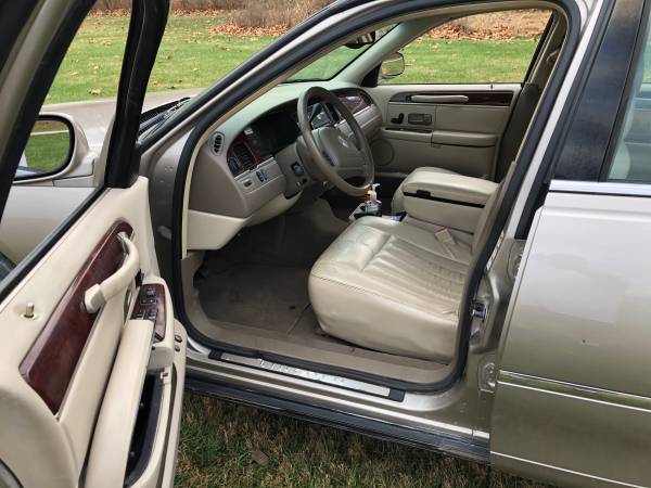 Lincoln town car. 2003 - cars & trucks - by owner - vehicle... for sale in New London, MO – photo 4