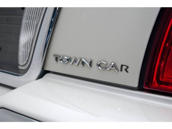 2003 Lincoln Town Car sedan WHITE - cars & trucks - by dealer -... for sale in Terre Haute, IN – photo 8