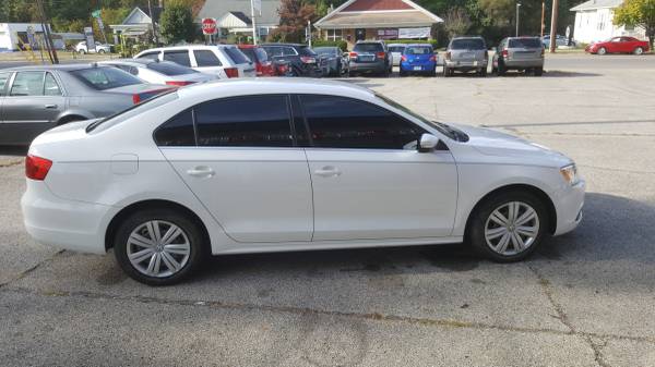 2013 VW Jetta 2.5 SE, Runs Great! Leather! EXTRA CLEAN! LOW MILES!!!... for sale in New Albany, KY – photo 2
