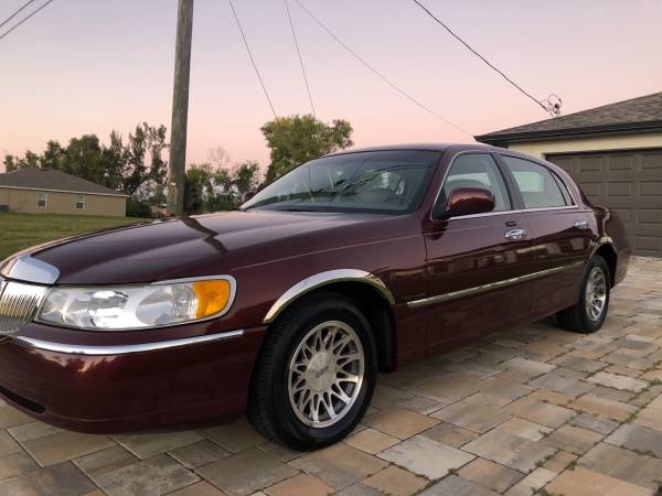 2002 LINCOLN TOWN CAR ONLY 60 K Miles - cars & trucks - by owner -... for sale in Cape Coral, FL – photo 2