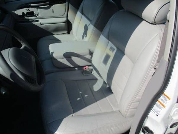 2000 Lincoln Town Car - cars & trucks - by dealer - vehicle... for sale in Dracut, MA – photo 14
