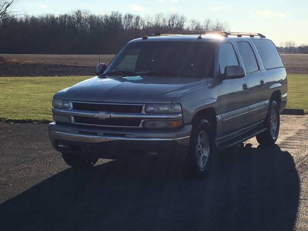2004 Chevrolet Suburban 2 wheel drive 3rd Row No Rust $6450 - cars &... for sale in Chesterfield Indiana, IN – photo 3