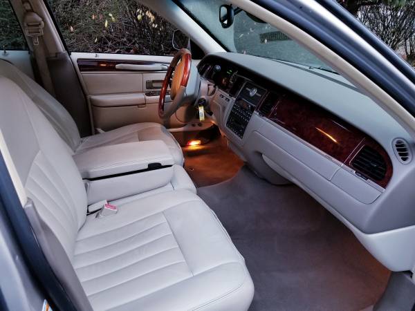 2003 Lincoln Town Car Signature MOONROOF / HEATED SEATS Towncar -... for sale in Auburn, WA – photo 8