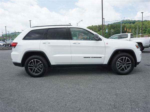 2019 Jeep Grand Cherokee SUV TRAILHAWK - White for sale in Beckley, WV – photo 3
