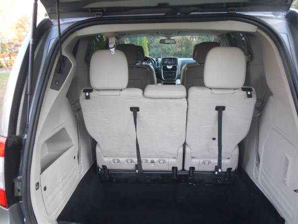 EXCELLENT 2013 CHRYSLER TOWN & COUNTRY FAMILY VAN ALL POPULAR... for sale in Ellijay, GA – photo 10