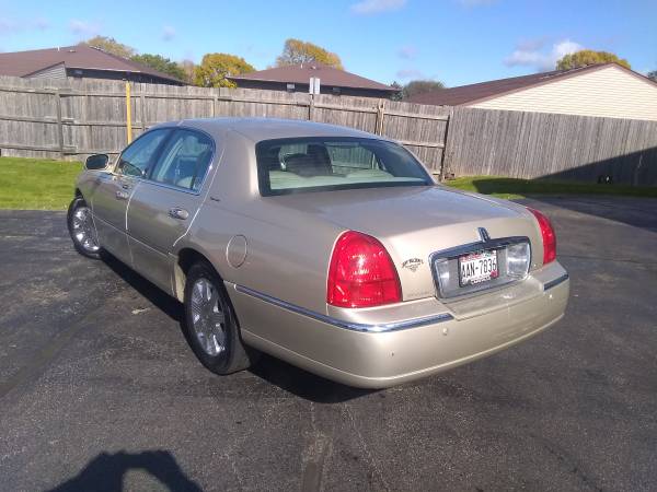 Very Nice, 2004 Lincoln Town Car for sale in Appleton, WI – photo 5