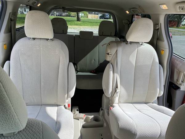 2011 Toyota Sienna ONE OWNER SUPER CLEAN 8 PASSENGER SEATING for sale in Lima, OH – photo 9
