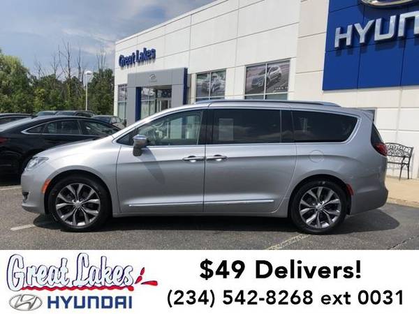 2017 Chrysler Pacifica mini-van Limited for sale in Streetsboro, OH